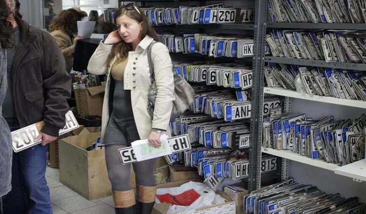 Επιστρέφονται πινακίδες και διπλώματα ενόψει Χριστουγέννων
