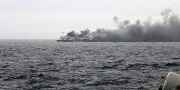 «Νorman Αtlantic»:  Ένας νεκρός - περίπου 150 οι παραμένοντες στο πλοίο
