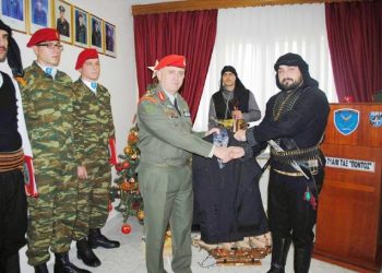 Δώρισαν στην 71η Αερομεταφερόμενη Ταξιαρχία «Πόντος» στολή Πόντιου Μαχητή
