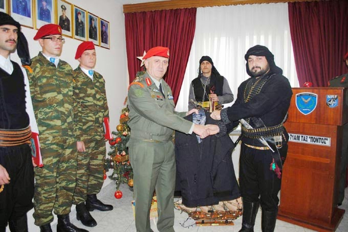 Δώρισαν στην 71η Αερομεταφερόμενη Ταξιαρχία «Πόντος» στολή Πόντιου Μαχητή