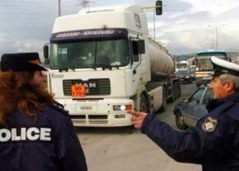 Ο γερανός της Τροχαίας σήκωσε μηχανάκια στο κέντρο της Αθήνας (βίντεο)