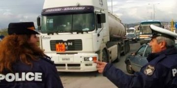 Ο γερανός της Τροχαίας σήκωσε μηχανάκια στο κέντρο της Αθήνας (βίντεο)