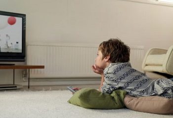 Η τηλεόραση «σκοτώνει» τους βαθμούς στο σχολείο