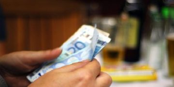 Δώρο Χριστουγέννων: Πότε καταβάλλεται – Ποιοι το δικαιούνται