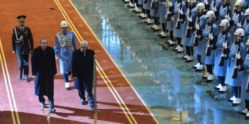 Τρελό τρολάρισμα στην Τουρκία για τη φρουρά-υπερπαραγωγή του Ερντογάν (φωτο)