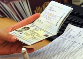 Καμπάνες σε υπαλλήλους για παράνομη χορήγηση αδειών σε αλλοδαπούς