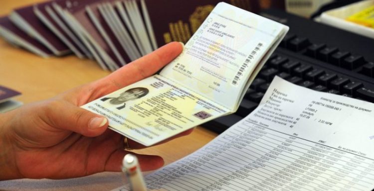 Καμπάνες σε υπαλλήλους για παράνομη χορήγηση αδειών σε αλλοδαπούς