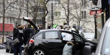 Παραδόθηκε ο ένας δράστης του μακελειού στο Charlie Hebdo