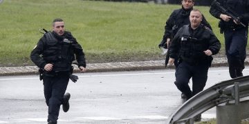 Τουλάχιστον έναν όμηρο κρατούν οι εκτελεστές του Charlie Hebdo