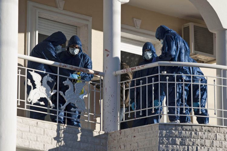 Διασωληνωμένος ο δράστης του τριπλού φονικού στο Ωραιόκαστρο