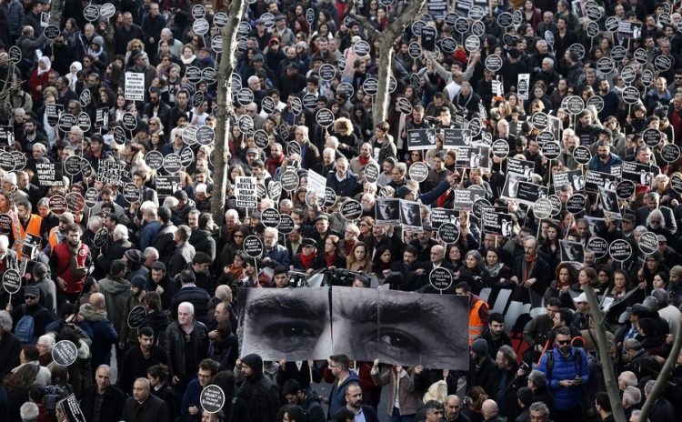 Χιλιάδες Αρμένιοι και Τούρκοι διαδήλωσαν στη μνήμη του Χραντ Ντινκ