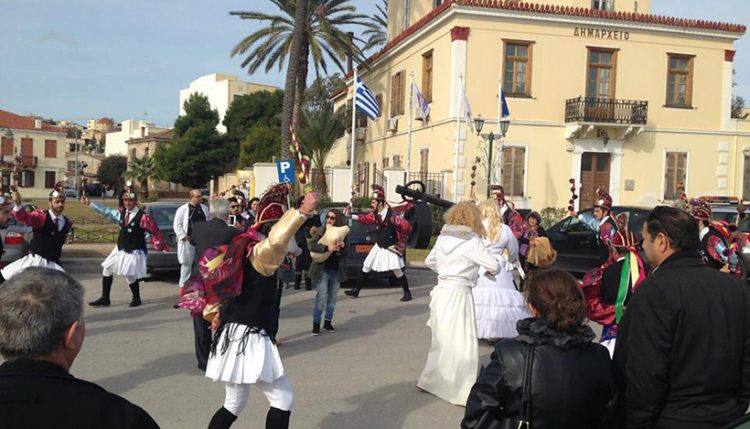 Άνω-κάτω έκαναν οι Μωμόγεροι τις συνοικίες των Ποντίων στο Λαύριο! (φωτο)