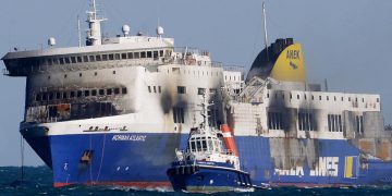 Η φωτιά εξακολουθεί να καίει στο Norman Atlantic