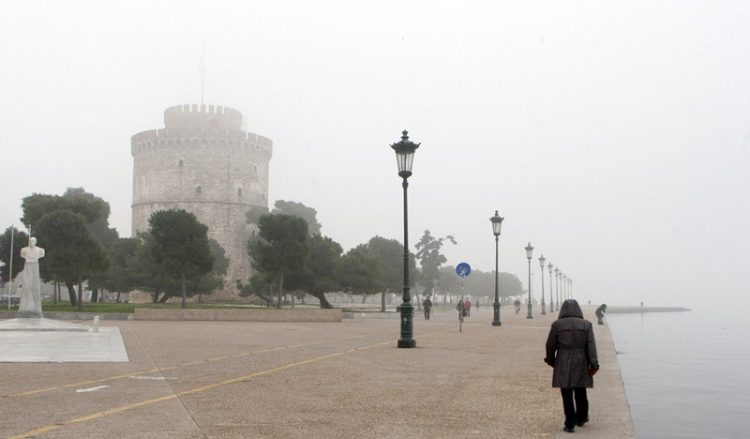 Υψηλές για την εποχή θερμοκρασίες, νοτιάδες και τοπικές βροχές την Τρίτη