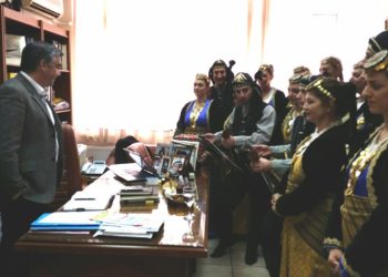 Η Ένωση Ποντίων Σουρμένων είπε τα κάλαντα στον δήμαρχο (φωτο)