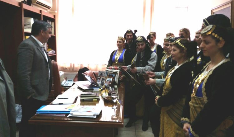 Η Ένωση Ποντίων Σουρμένων είπε τα κάλαντα στον δήμαρχο (φωτο)