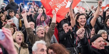 Ανακοίνωση του ΣΥΡΙΖΑ για δημοσιεύματα εφημερίδων και απάντηση Πέτσα