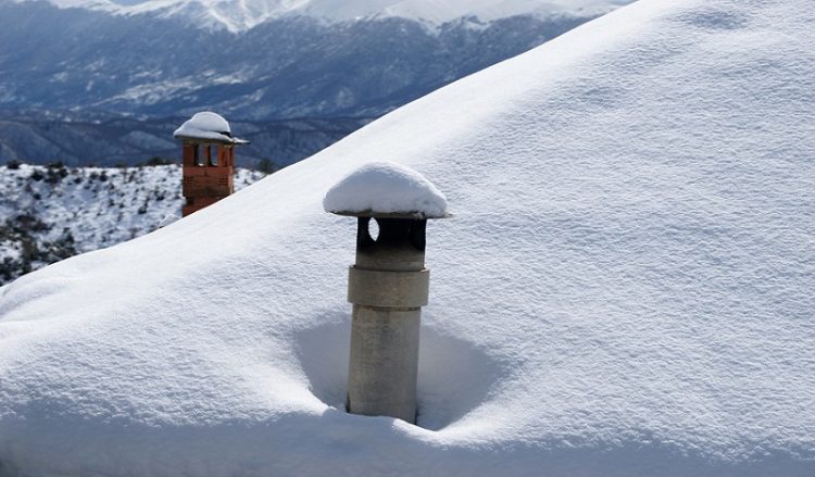 Χιόνι και παγετός κρατούν κλειστούς δρόμους και χωριά αποκλεισμένα