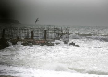 Νοτιάδες, βροχές και καταιγίδες με σταδιακή βελτίωση