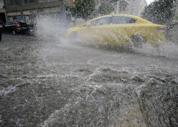 Αττική: Πλημμύρισαν δρόμοι μετά από ξαφνική μπόρα