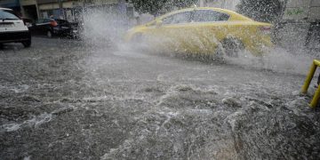 Αττική: Πλημμύρισαν δρόμοι μετά από ξαφνική μπόρα