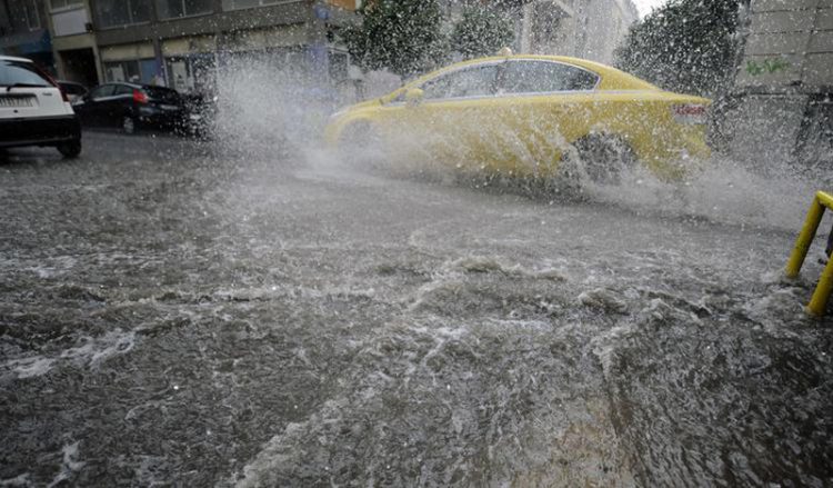 Αττική: Πλημμύρισαν δρόμοι μετά από ξαφνική μπόρα