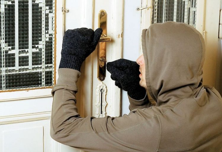Ηλικιωμένοι είχαν στο σπίτι τους 62.000 ευρώ και τους λήστεψαν