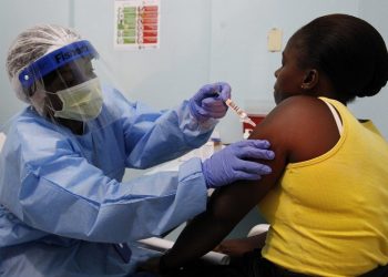 Έμπολα: Πάνω από 9.000 θάνατοι σε Γουινέα, Λιβερία και Σιέρα Λεόνε