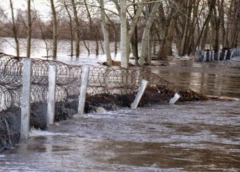 Τα νερά έριξαν το φράχτη στον Έβρο (φωτο)