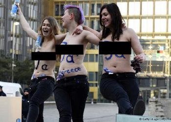 Ήπιαν ούζο και χόρεψαν συρτάκι γυμνόστηθες έξω από τη γερμανική Βουλή (βίντεο)