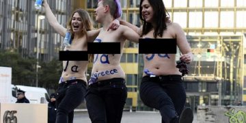 Ήπιαν ούζο και χόρεψαν συρτάκι γυμνόστηθες έξω από τη γερμανική Βουλή (βίντεο)