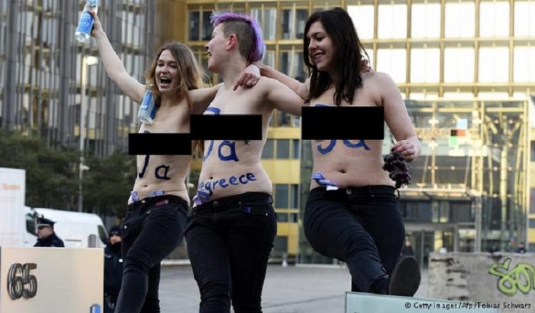 Ήπιαν ούζο και χόρεψαν συρτάκι γυμνόστηθες έξω από τη γερμανική Βουλή (βίντεο)