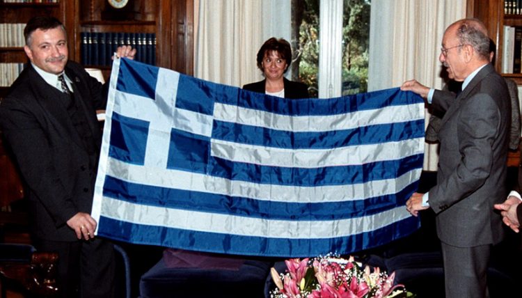 Η ελληνική σημαία που ταξίδεψε στο Διάστημα μαζί με τον Θεόδωρο Γιουρτσίχιν-Γραμματικόπουλο (φωτ.: αρχείο ΑΠΕ-ΜΠΕ)