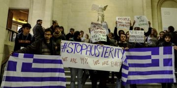 Πανό υπέρ της Ελλάδας στο Λούβρο, μπροστά από τη Νίκη της Σαμοθράκης (φωτο)