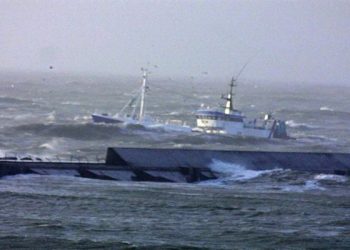 Ακυβέρνητο πλοίο με επταμελές πλήρωμα, ανοιχτά της Μυκόνου