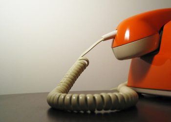 Ένταλμα σύλληψης σε βάρος Αμερικανού για τους κοριούς στον Καραμανλή