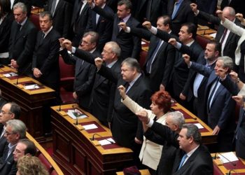 Присяга 300 депутатов греческого парламента 2015 года в новом ракурсе