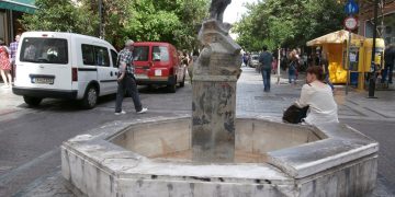 «Επιχείρηση γυάλισμα» για τα σιντριβάνια στο Σύνταγμα