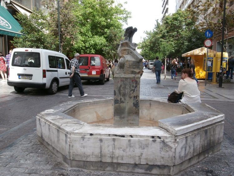 «Επιχείρηση γυάλισμα» για τα σιντριβάνια στο Σύνταγμα