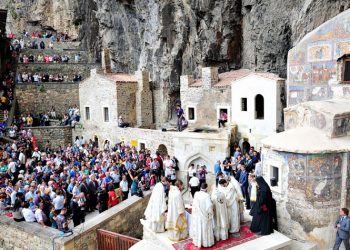 Βιβλίο για την Παναγία Σουμελά στα τουρκικά, ρωσικά και αγγλικά