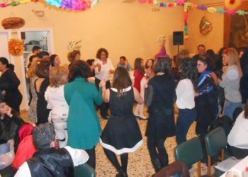 Μασκαράδες στη Σύρο γλέντησαν ποντιακά!