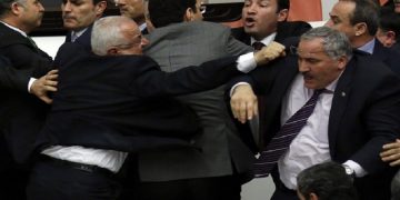 Ξύλο ξανά στην τουρκική Βουλή (φωτο-βίντεο)