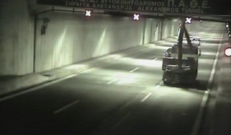 Βρέθηκε το φορτηγό που ξήλωσε την οροφή της σήραγγα Κατερίνης (φωτο)