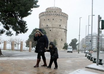 Κακοκαιρία «Σοφία»: Δύσκολη η νύχτα, πολλοί δρόμοι κλειστοί για τα οχήματα (βίντεο)