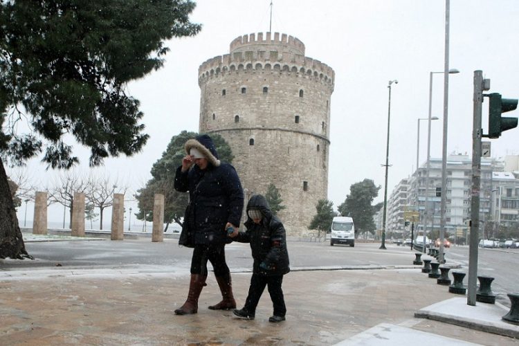 Κακοκαιρία «Σοφία»: Δύσκολη η νύχτα, πολλοί δρόμοι κλειστοί για τα οχήματα (βίντεο)