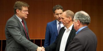 Евросоюз продлил программу помощи Греции