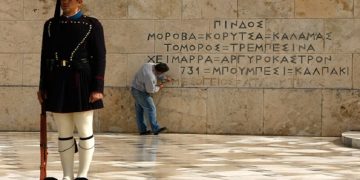 Μετά από 20 χρόνια, πεδία μαχών λαξεύτηκαν στον Άγνωστο Στρατιώτη