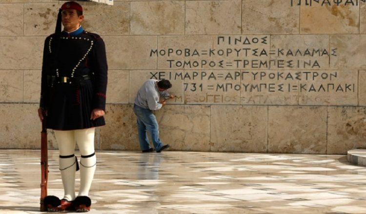 Μετά από 20 χρόνια, πεδία μαχών λαξεύτηκαν στον Άγνωστο Στρατιώτη