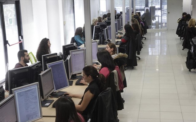 Απολύσεις δημοσίων υπαλλήλων ζητούν οι δανειστές