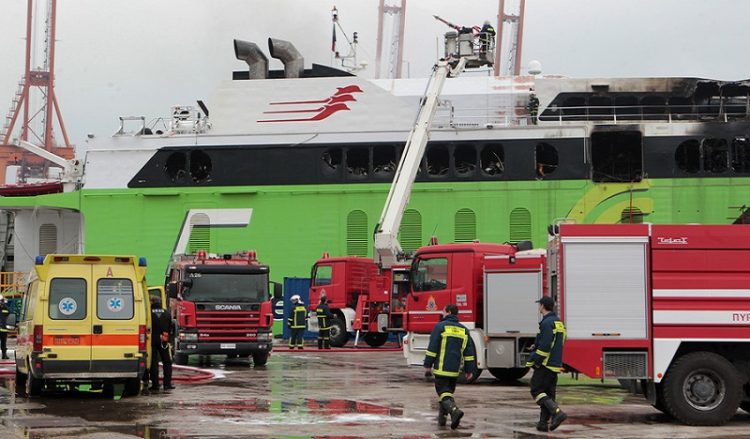 Συλλήψεις για τη φωτιά με ένα νεκρό σε πλοίο στη Δραπετσώνα
